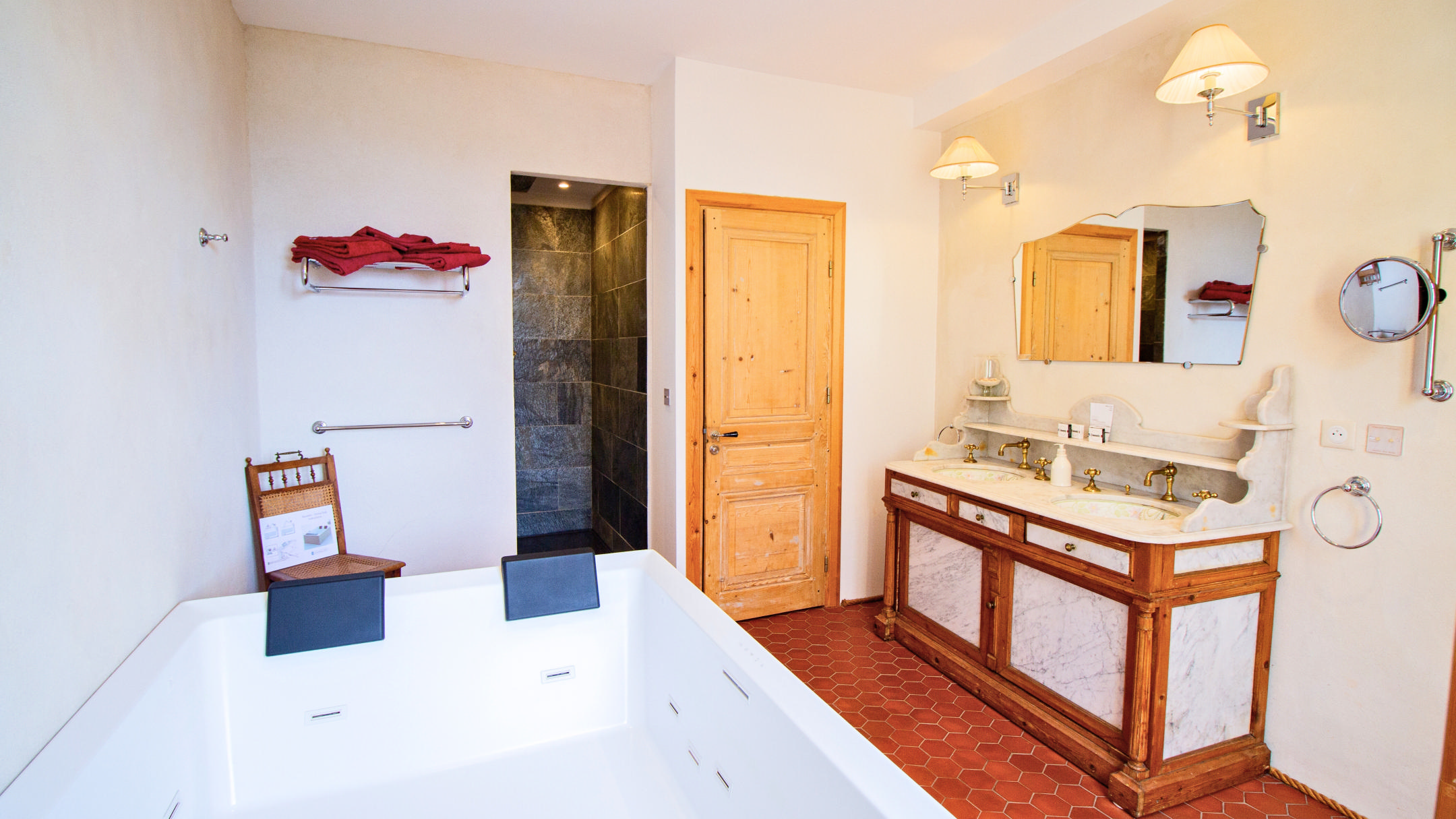 Chambre 1 - Baignoire Balnéo Duo