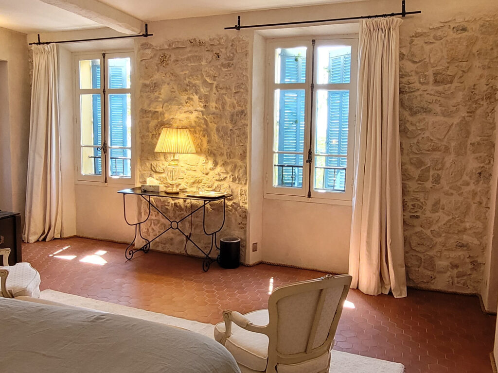 Chambre d'hôtes à Grasse aux volets croisés pour conserver la fraîcheur naturelle en été.